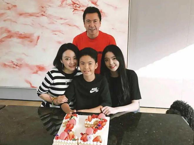 豪门故事：从风光无限到一地鸡毛新葡京娱乐场app华谊家族的(图8)